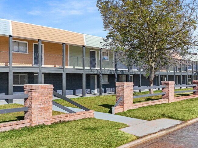 Foto del edificio - English Village North Apartments