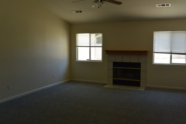 Building Photo - 3 Bedroom, 2 bathroom Home in South West V...