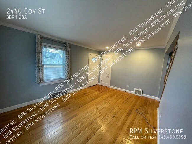 Building Photo - Spacious 3-bedroom