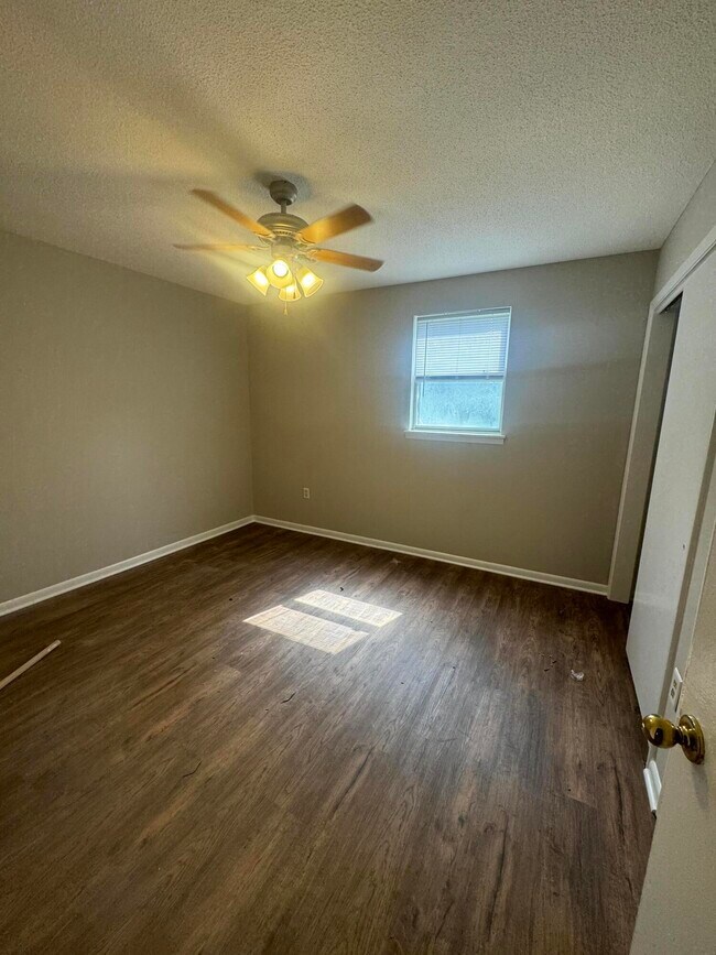 Building Photo - 5001 N Creasy Springs Rd
