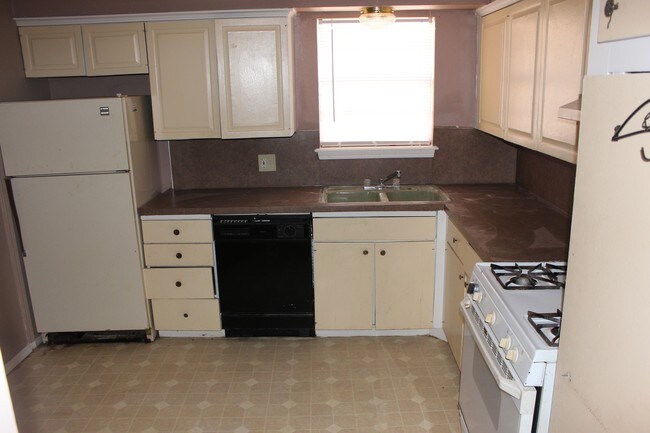 Building Photo - Newport Quadplexes