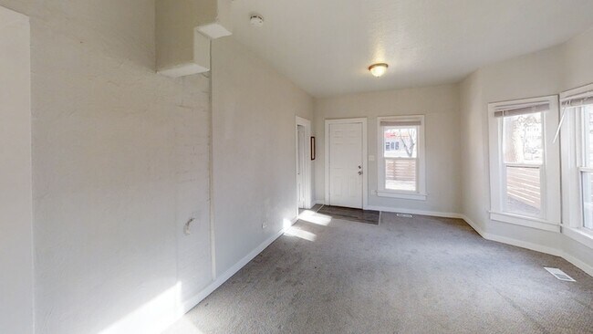 Building Photo - 122 N Spruce St