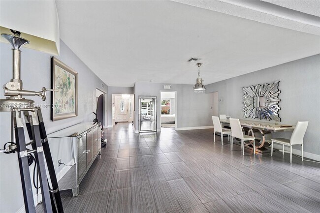 Building Photo - 2534 Monroe St