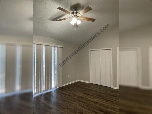 Building Photo - 9714 Woodland Dr