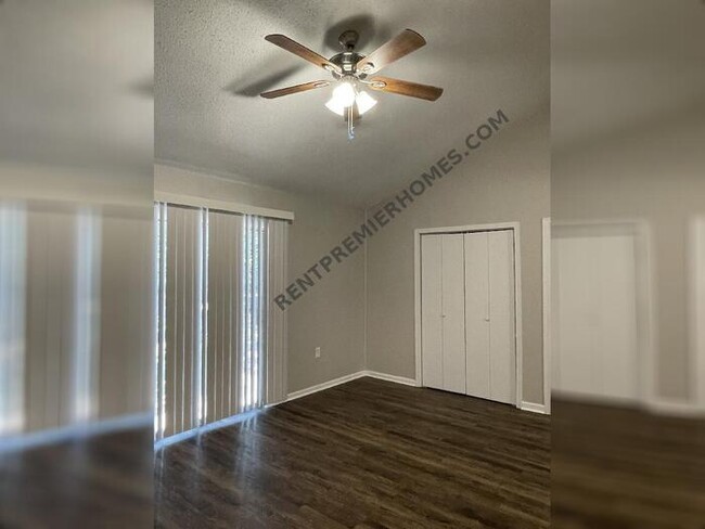 Foto del edificio - 9714 Woodland Dr