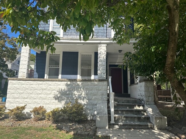 Building Photo - *** Shadyside * Large 4 Bedroom House For ...