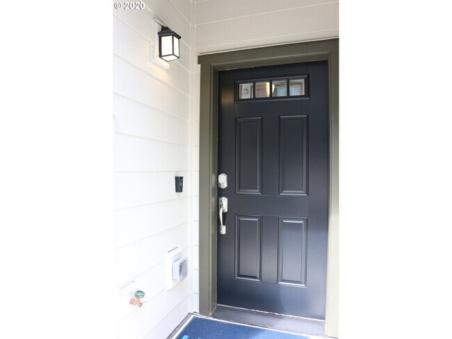 Foto del edificio - Modern 3-Bedroom Townhome-Style Home with Attached Garage, Private Patio & En-Suite Bathrooms in ...