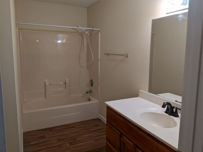 Foto del edificio - Open Concept 2 Bedroom Triplex