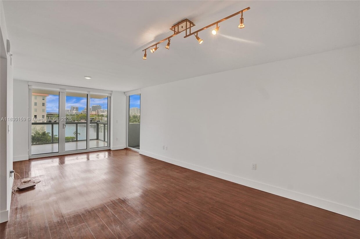 Foto principal - 9261 E Bay Harbor Dr