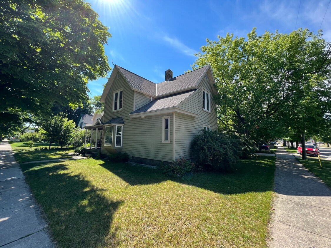 Primary Photo - Lovely Furnished Home Available September ...