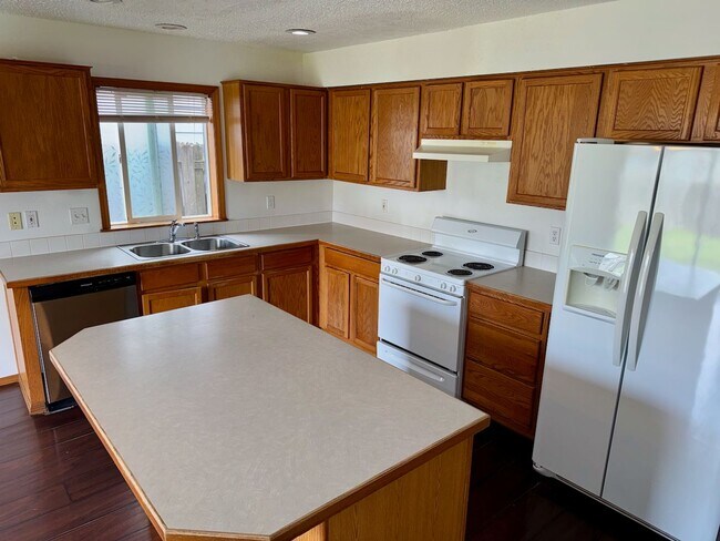 Foto del edificio - Spacious 4BR Home with Fenced Yard, 2-Car Garage & Convenient Location