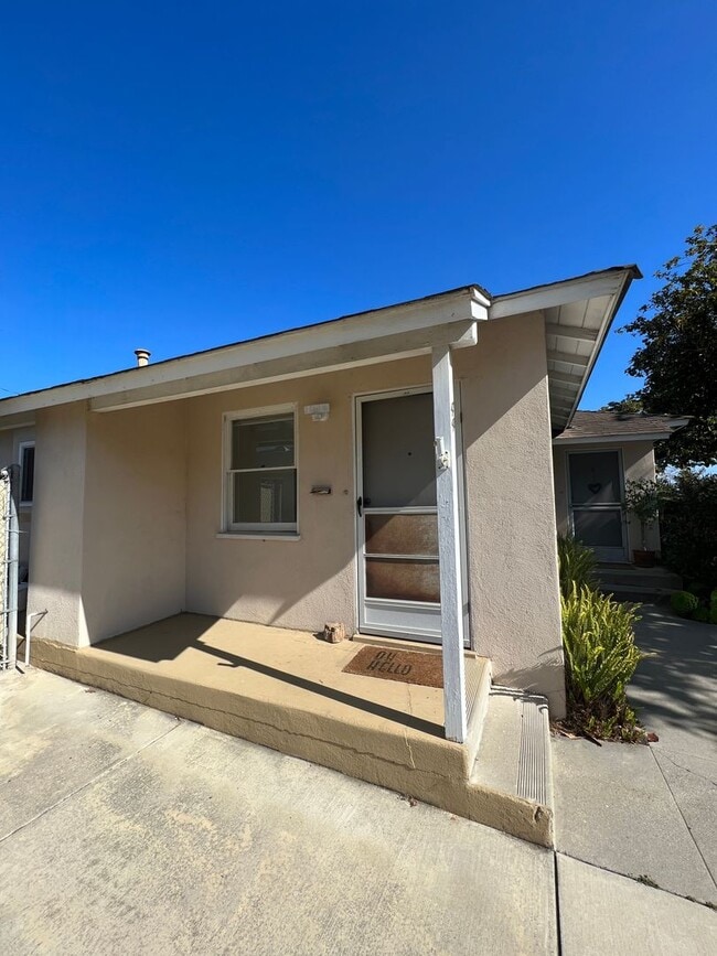 Building Photo - One Bedroom, Super Cute! Midtown duplex unit