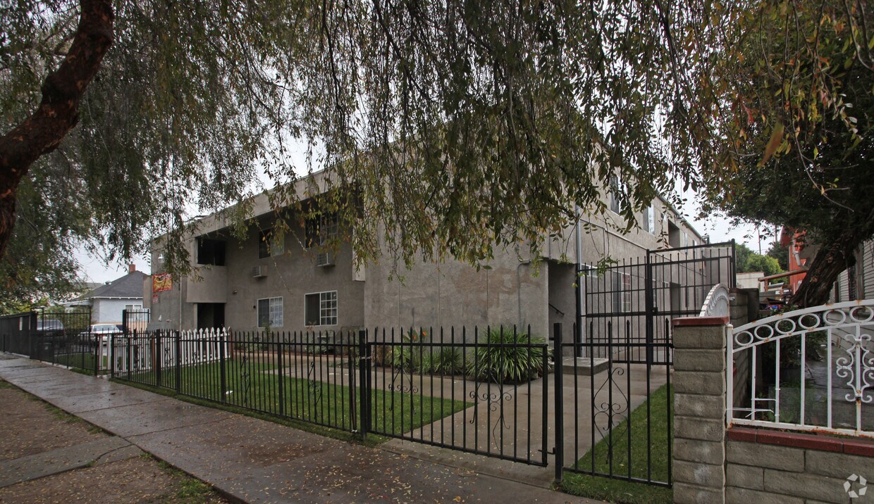 Building Photo - 300 Newland St
