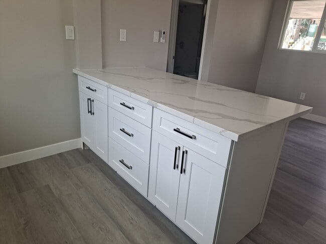 Foto del edificio - downstairs 1 bedroom /Split AC/ washer and...