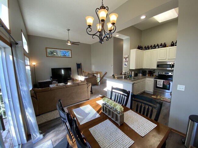 Foto del edificio - 472 Wilderness Dr