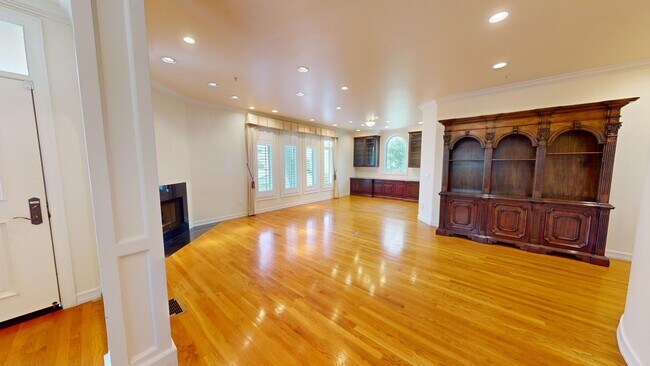 Foto del edificio - Spacious 4-bedroom 4.5 bath Home in a Gated Complex