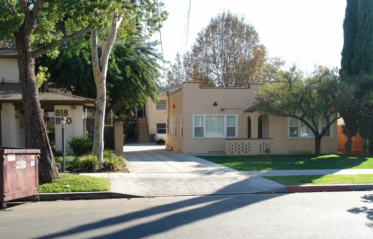 Building Photo - 816 E Garfield Ave