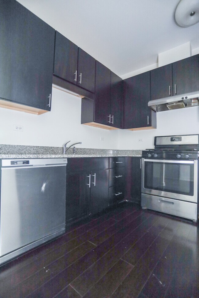 Foto del edificio - 6355 N Wayne Ave