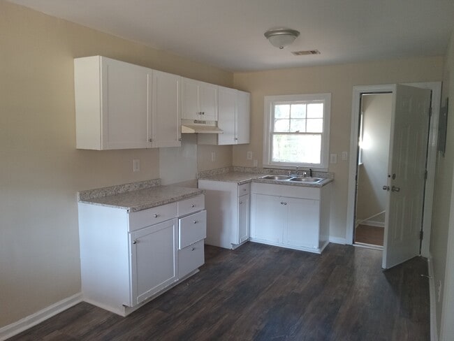 Building Photo - 601 S Shadowlawn Dr