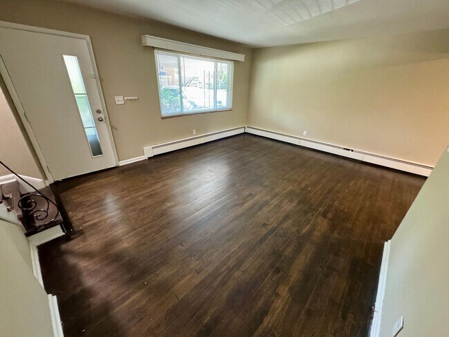 Building Photo - 3 Bedroom ~ Clintonville