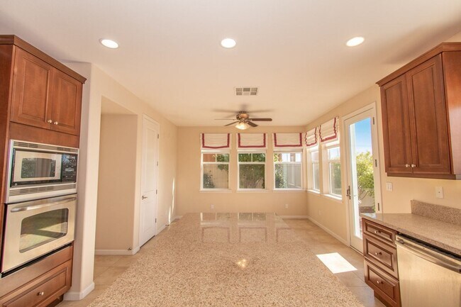 Foto del edificio - 4 Bed / 2.5 Bath Home with Premium Panoram...