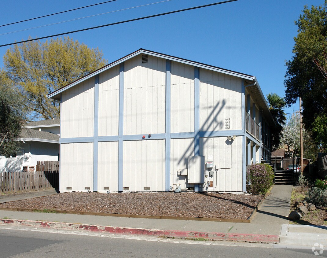 Primary Photo - 612-618 Center St