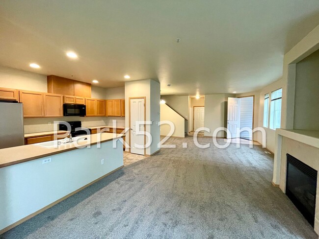 Building Photo - $250 Off First Full Month! 3 Bedroom Townh...