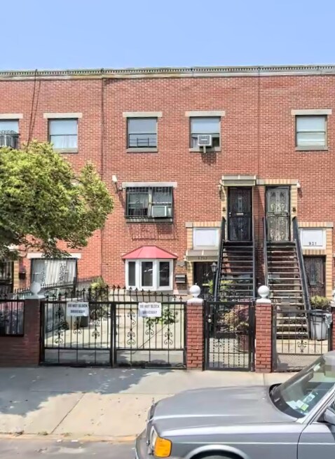 Building Photo - 929 Gates Ave