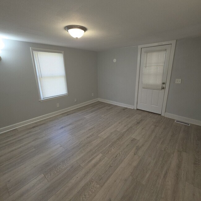 Foto del edificio - Cozy 3 bedrooms and 1 bath home located on S Pleasant St in Independence, MO