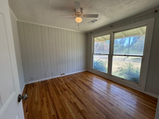 Foto del edificio - Cozy 2 Bed, 1 Bath Home Surrounded by Nature