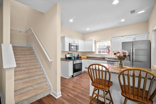 Building Photo - 3 Bedroom 2.5 Bath home in Azalea Square