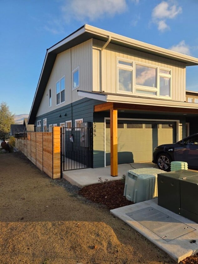 Primary Photo - New Apartment in Central Ashland Location | Available Now!