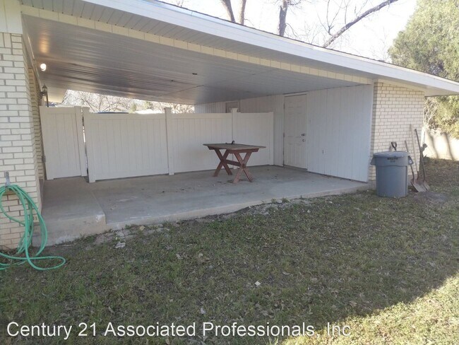 Building Photo - 1416 S Country Club Cir