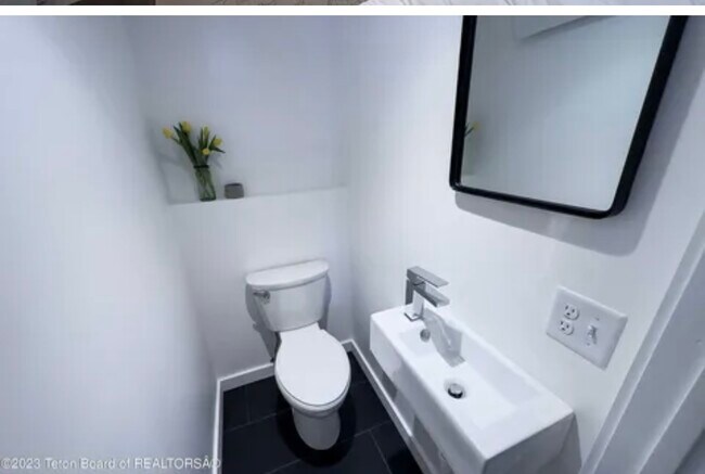 Building Photo - 355 W Deloney Ave