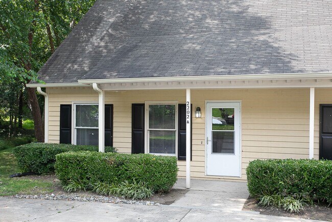 Building Photo - Available early August! Move-In Ready, FUL...