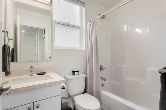 Building Photo - Newer Construction Student Housing Close t...