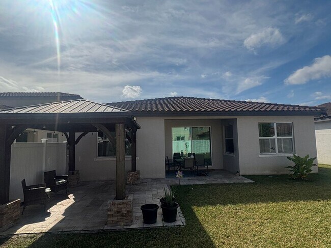 Foto del edificio - 8010 NW Greenbank Cir