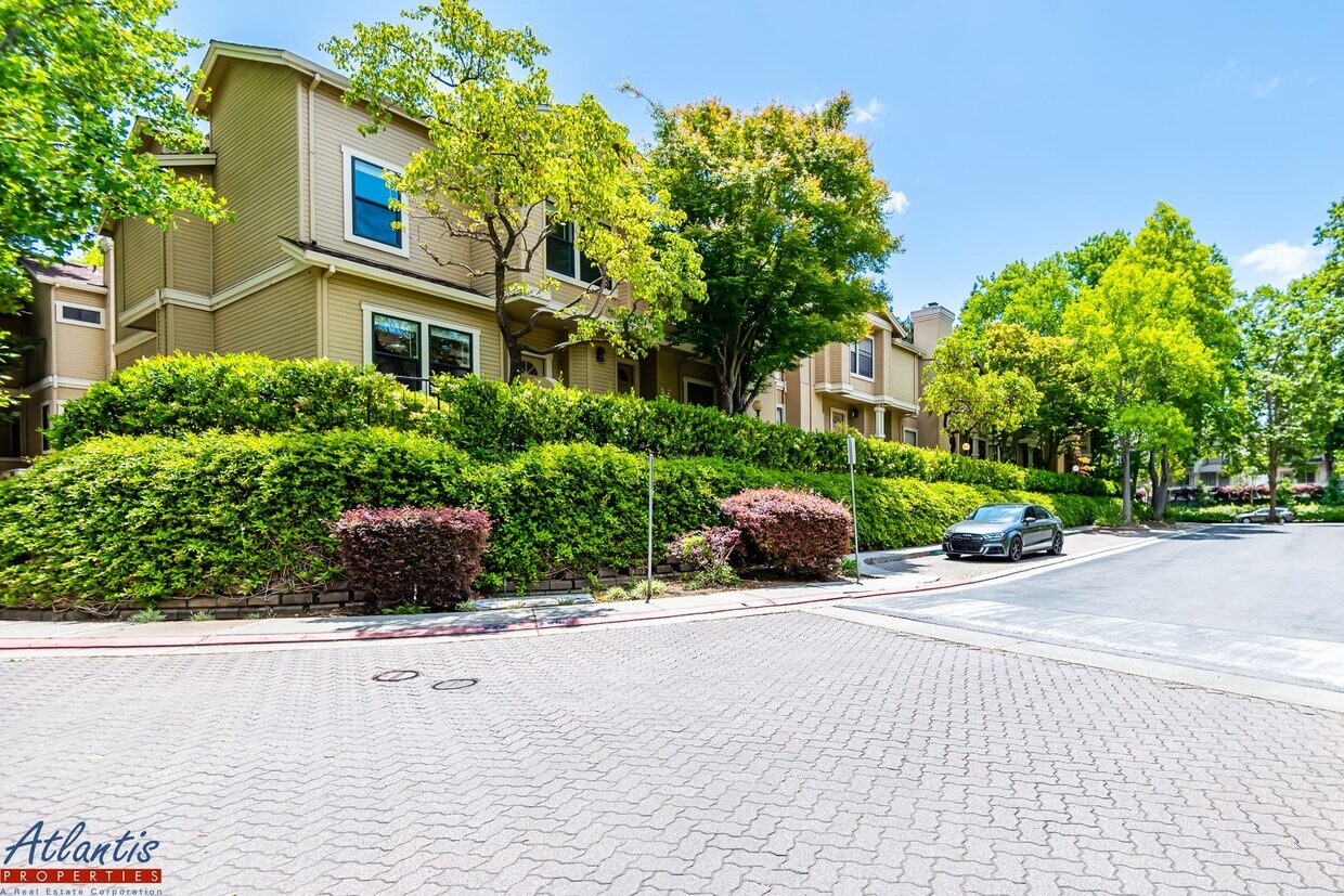 Foto principal - Beautiful Townhouse | Desirable Location