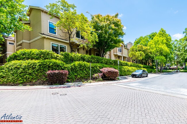 Beautiful Townhouse | Desirable Location - Beautiful Townhouse | Desirable Location