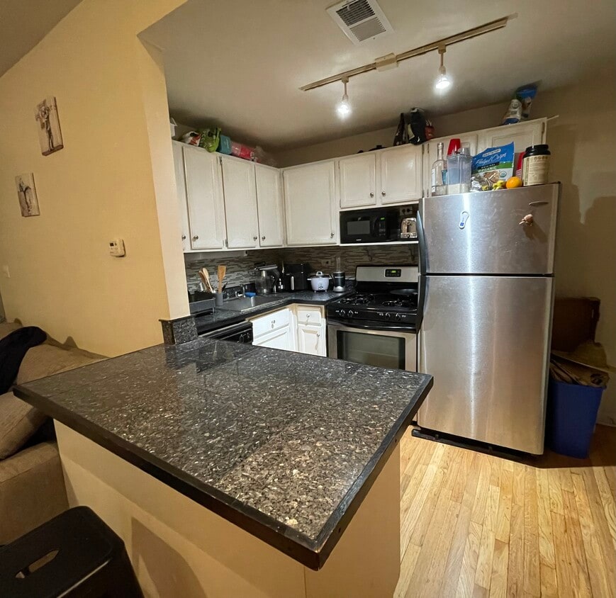 Primary Photo - 2941 N Sheffield Ave