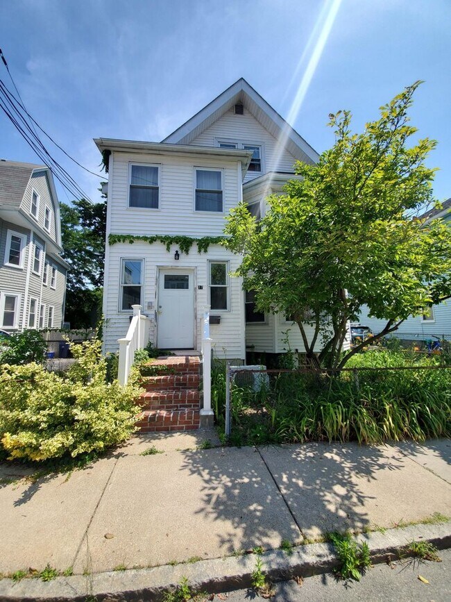 Foto del edificio - Great Deal in Allston! 5-Bed, 3-Bath