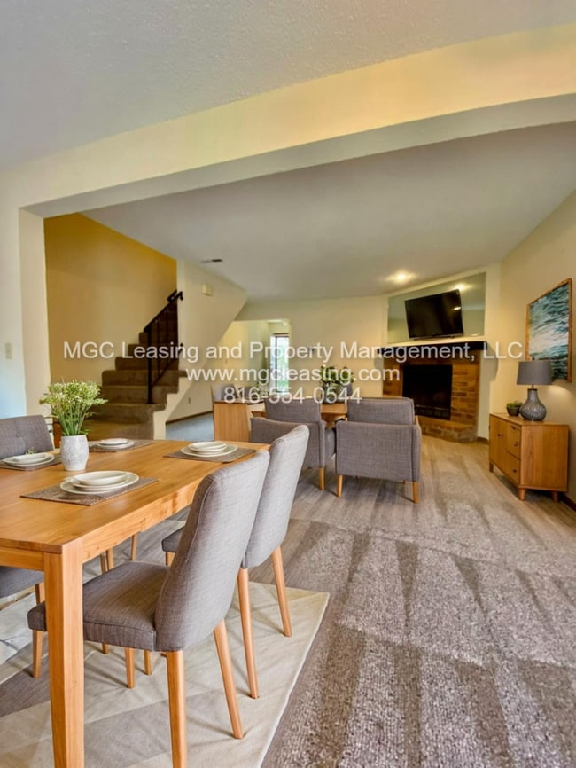 Building Photo - Spacious Lee's Summit Townhome- Sign a 15-...