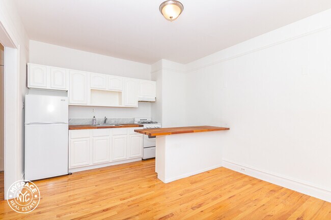 Building Photo - 61-17 68th Ave
