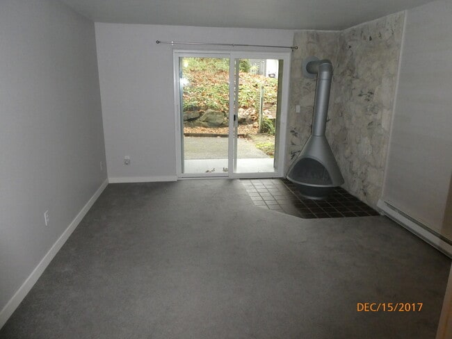 Building Photo - New Remodeled 1 Bed 1 Bath Condo Across fr...