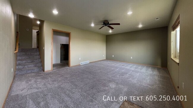 Building Photo - 2 Bedroom 1.5 Bathroom Townhome w/ a Singl...