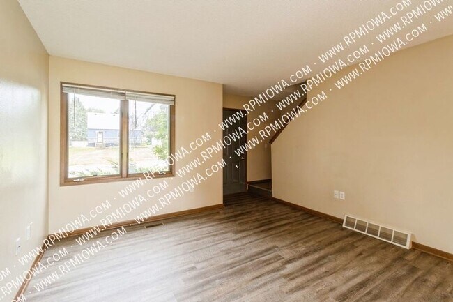 Building Photo - HUGE BACKYARD!!  2 Bedroom, 1.5 Bathroom i...