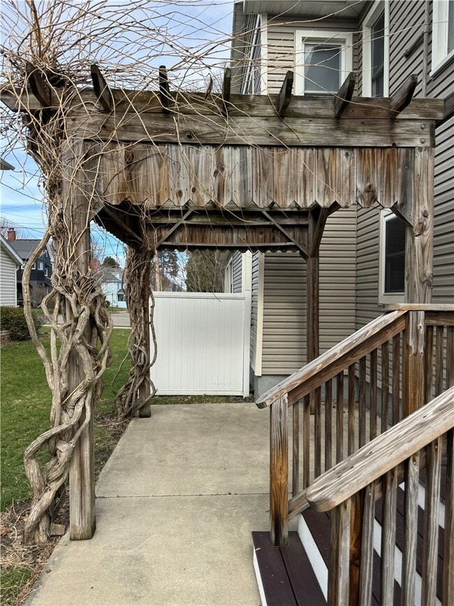 Building Photo - 211 Roe Ave