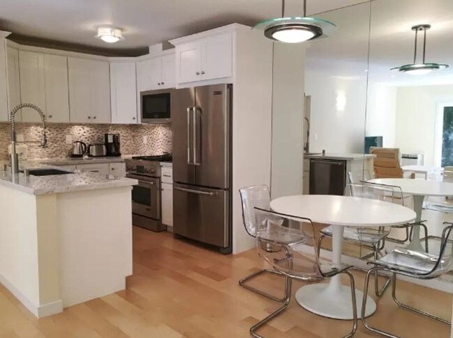 Building Photo - 9005 Cynthia St