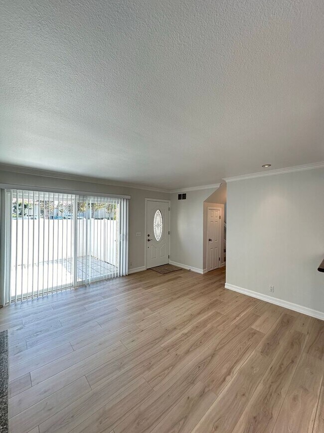 Building Photo - 3 Bedroom Tustin Condo - Recently Renovate...