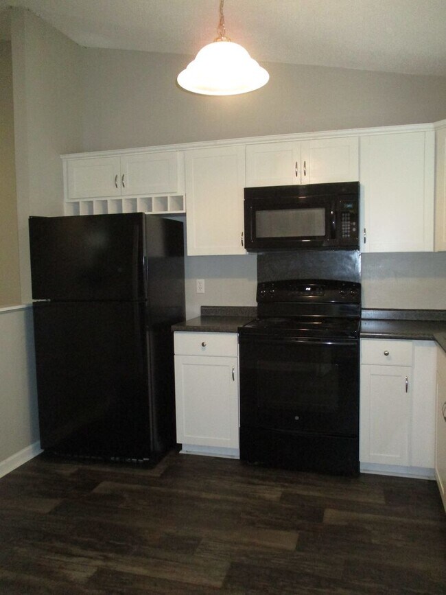 Building Photo - Charming two bedroom two bath duplex just ...